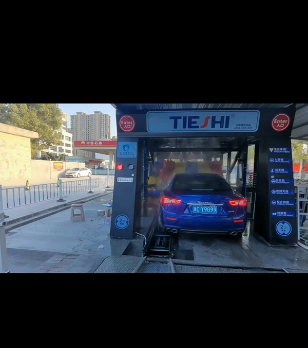 現(xiàn)場拍攝連續(xù)式隧道機(jī)洗車